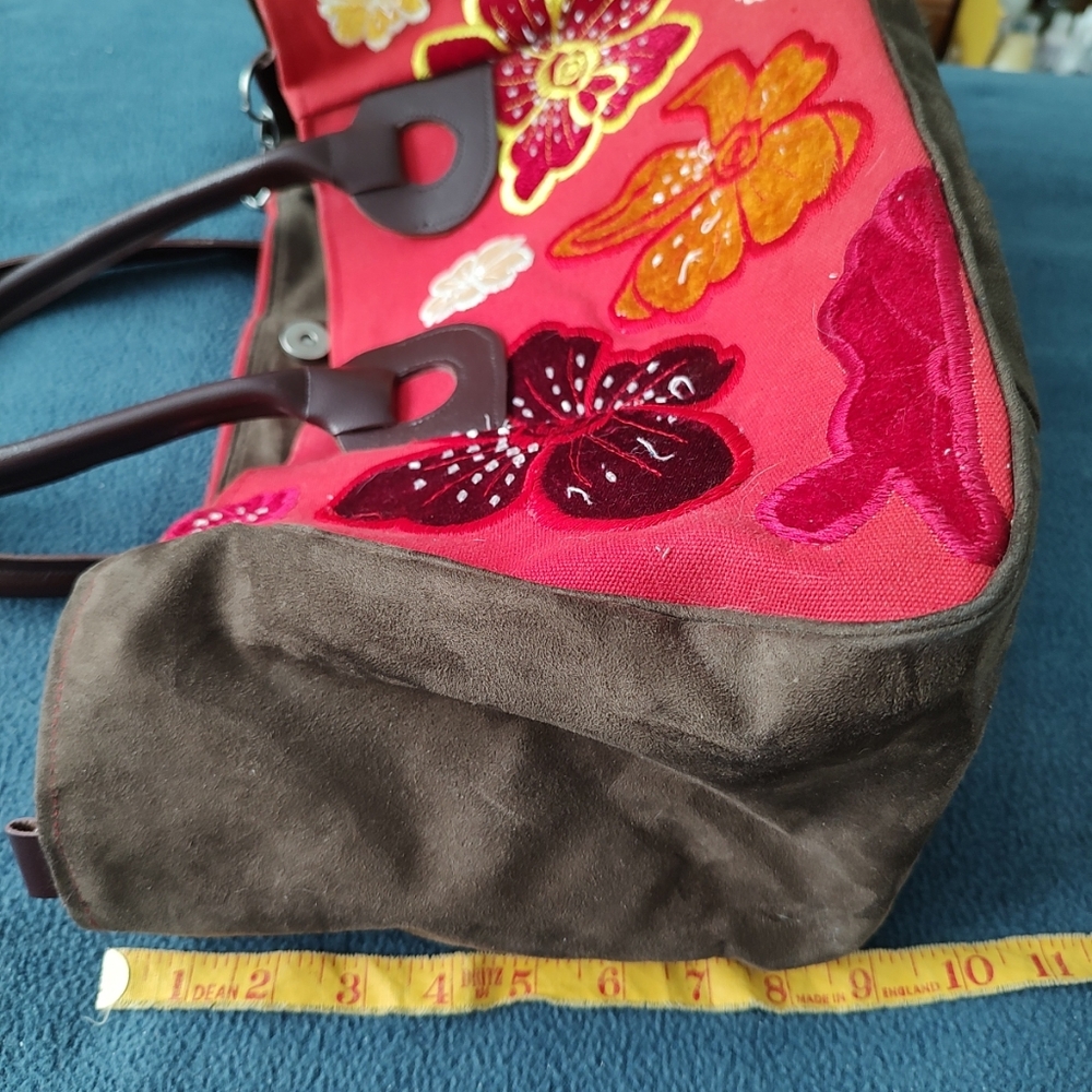 Add a pop of color to your wardrobe with this vintage large Mad Bags tote bag.